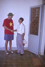 BillShakingHands.jpg (13678 bytes)