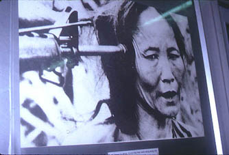 MuseumPhotoMyLaiWomenGun.jpg (21324 bytes)